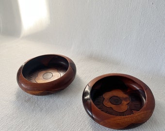 Ensemble vintage de 2 bols à salade en bois sculptés de fleurs hawaïennes, porte-bibliothèque, bol à fleurs style bohème hippie MCM petits bols à collations en bois naturel