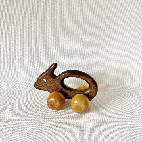 Lapin en bois fait main vintage sur roues, décoration vintage pour chambre d'enfants, jouet en bois pour tout-petit, jouets pour se débarrasser des jouets en bois marron