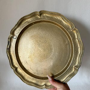 Plato/bandeja vintage de metal dorado con bordes festoneados, portavelas, decoración dorada para la cocina, plato auxiliar para la cama, plato para servir barroco adornado en oro.