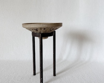 plat vintage en résine avec support en métal, petite jardinière, décoration sur piédestal rustique, décoration neutre mouchetée, pièce d'accent minimaliste