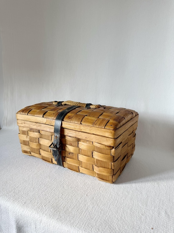 Vintage Wicker Picnic Basket With Leather Belt Lock and Rope