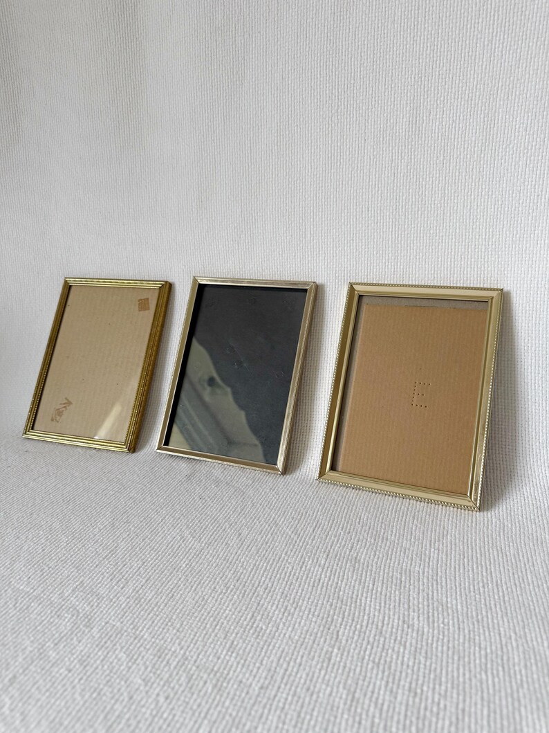 Cornice per foto doppia, 10,2 x 15,2 cm, in metallo dorato, con bordo stretto e placcatura in oro, 10,2 x 15,2 cm, con retro in velluto morbido al tatto, per scrivania
