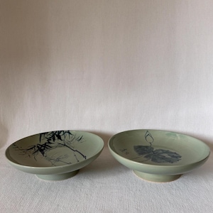 Vintage celadon keramiska tallrikar, handmålade blom- och bambufat, tallrik i asiatisk stil, piedestaltallrik med grön glasyr