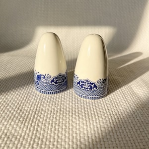 Churchill China Blue Willow Salt & Pepper Set Georgian England, Shakers Salt and Pepper Set Pair Modern Mid Century Eclectic Boho Chic Home