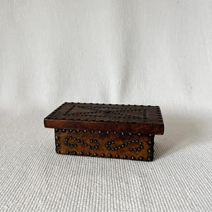 Antiekbruin met leer beklede sieradendoos met studs, kleine opbergkoffer met rood fluweel, rustieke schatkist met metalen appliquéstekers