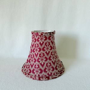 Pantalla vintage con diseño floral rojo, pequeña pantalla de tela con forma de campana, con estampado de damasco dorado, pantalla de repuesto con clip, decoración tradicional de estilo campestre.