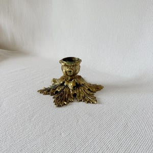 Portavelas vintage de latón con forma de hoja, candelabro floral ornamentado, portavelas de tono dorado estilo Hollywood Regency, decoración de velas con pátina antigua