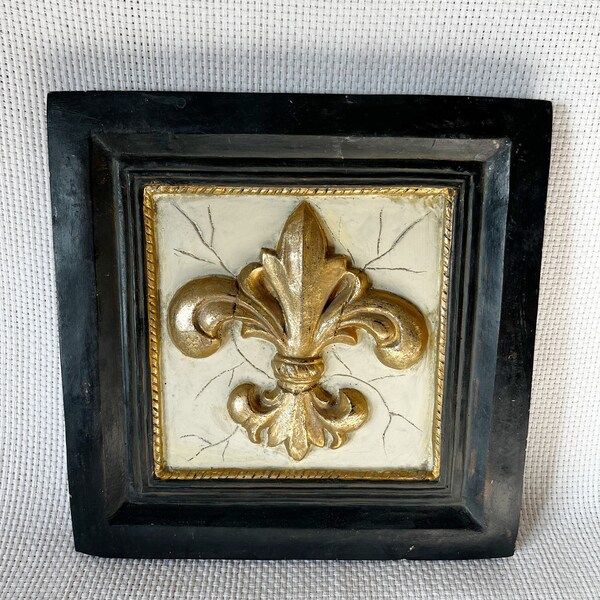 Vintage Fleur De Lis Wandbehang, altes beunruhigtes Bild, schwarz-goldenes Bilddekor, Fliesenkunst, Steinkunst, Hausakzent-Kunst, alte Wandkunst,