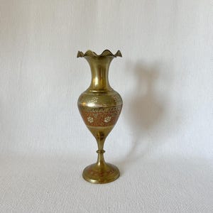Vintage Messingvase mit Blumengravur, Patina-Messing, Vintage-Innendekoration, Blumenvase, Goldregaldekoration, Goldmessing, einzigartige Vase