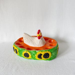 Prato de plataforma de ovo colorido vintage, suporte para ovos de Páscoa, centro de mesa de Páscoa, prato de ovo de Páscoa raro, prato de ovo com galinha e girassóis