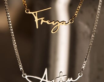 Caitlyn Minimalistのデュオイニシャルネックレス。ボックスチェーンに