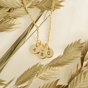 Collar con letras, collar con iniciales, collar con triple disco con iniciales, regalos para novia, regalos de cumpleaños, regalos personalizados, sm-0024