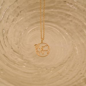 Collier carte du monde, collier de voyage, collier terre minimaliste, collier L'aventure vous attend, cadeau pour les amateurs de voyage, pendentif avion, GS0062