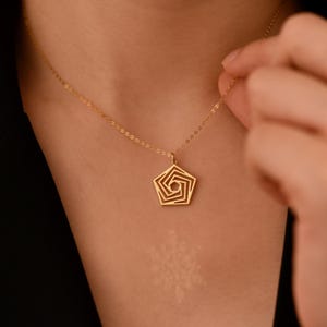 Collar geométrico en espiral, collar con colgante de pentágono, joyería geométrica minimalista, collar abstracto de oro, regalo moderno para ella, GS0282