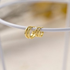 14k gouden eenvoudige hoepeloorbellen, sierlijke Huggie-hoepels, minimalistische oorbellen met patroon, cadeau voor haar, K0017