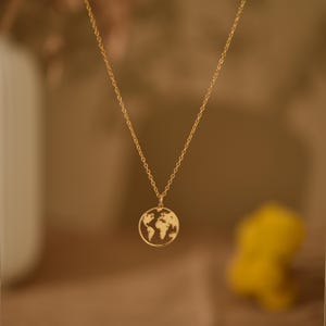 Collar con mapa del mundo, collar de viaje, collar minimalista de la Tierra, collar "La aventura te espera", regalo para amantes de los viajes, regalos para mamá, GS0057