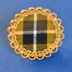 Cornish Tartan-broche van Elizabeth~R~Anderson miniatuurborduurmotieven