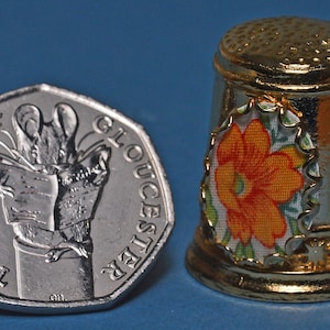 broderies miniatures vintage Liberty Fabric Thimble par Elizabeth-R-Anderson Miniature Embroideries