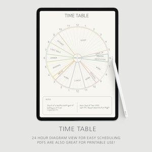 Pu&ograve; includere: Un tablet digitale mostra un diagramma della tabella oraria con un quadrante di 24 ore, con etichette di attivit&agrave; come "Sonno", "Lavoro" e "Cena". Il testo "Time Table" &egrave; in alto e in basso. Uno stilo bianco &egrave; appoggiato di lato.