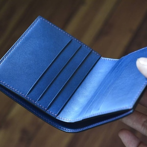 Cartera plegable de piel de cordero y buttero de color marrón. Cartera de regalo para hombre.