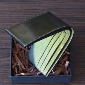 Cartera plegable de piel estilo arte maya, cordobesa con concha de oliva y salvia.