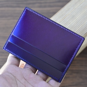 Tarjetero minimalista de tres bolsillos en cordobán con concha violeta.