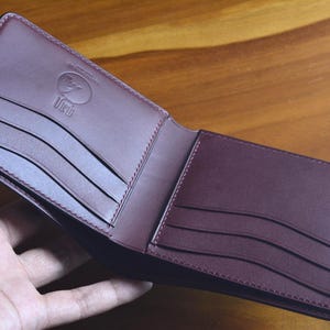 Cartera plegable de piel de cordero color oliva y buttero burdeos. Cartera de regalo para hombre.