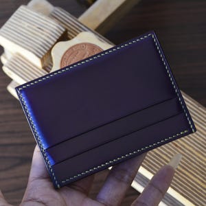 Tarjetero minimalista de 5 bolsillos en cordobán con concha violeta.