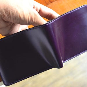 Cartera plegable de piel de cordero color oliva y buttero negro. Cartera de regalo para hombre.