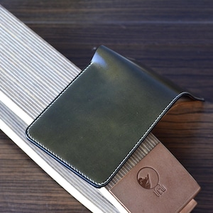 Cartera de piel de cordero con conchas de color verde oliva y buttero natural. Cartera plegable de piel de cordero con conchas de 10 colores. Cartera de regalo para hombre.