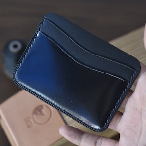 Porta-cartões em couro Cordovan preto e Buttero preto. Carteira minimalista. Carteira com bolso frontal. Porta-cartões em couro Shell com 5 bolsos.