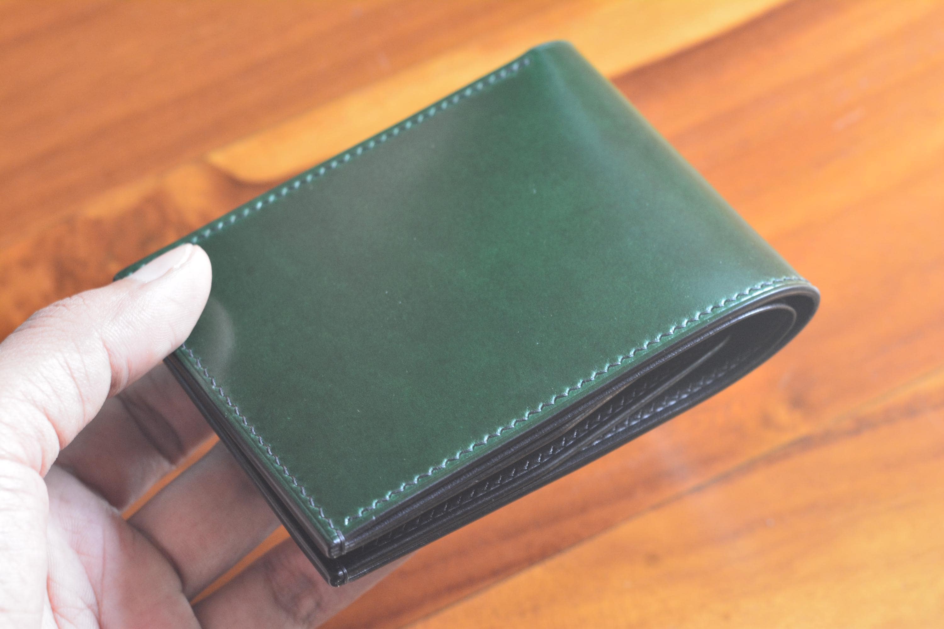 コードバン 二 つ折り ブッテーロ V3グリーンシェルコードバンとブッテーロレザーの二つ折り財布 10色から選べるシェルコードバンの二つ折り財布 メンズギフトウォレット - 日本