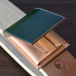 Cartera plegable de piel de cordero y buttero color verde esmeralda con monedero. Piel de cordero personalizable en 10 colores.