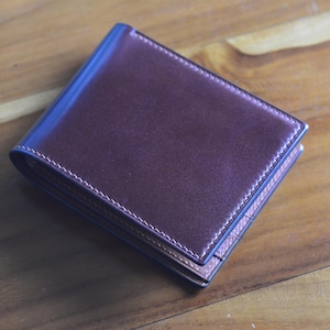 Cartera plegable de piel de cordero y buttero color burdeos. Cartera plegable personalizable de piel de cordero en 10 colores. Cartera de regalo para hombre.