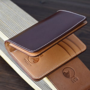 Cartera mediana de piel de cordero y buttero natural color burdeos. Cartera de regalo para hombre.