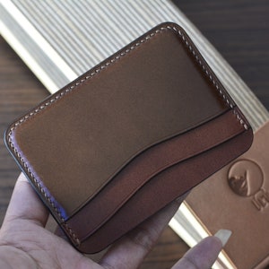 Tarjetero de concha marrón Cordovan y Buttero castaño. Billetera minimalista. Billetera con bolsillo frontal. Tarjetero de concha con 5 bolsillos.