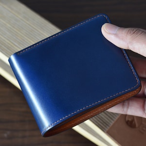 ネイビーブルーのシェルコードバンとコニャックブッテーロレザーの財布。10 色のシェルコードバン二つ折り財布。メンズギフト財布。