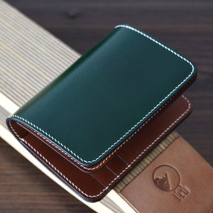 Cartera mediana de piel de cordero color verde esmeralda y buttero color castaño. Cartera de regalo para hombre.