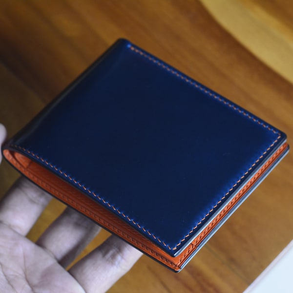 Portfel V1 z granatowej skóry Cordovan i pomarańczowej skóry Buttero, składany na pół. Personalizowany portfel z 10-kolorowej skóry Cordovan, składany na pół. Męski portfel na prezent.