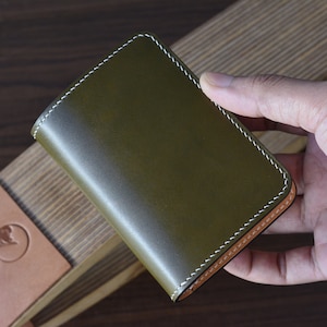Tarjetero plegable de 8 bolsillos en piel de cordovan concha de oliva y buttero italiano natural. Cartera vertical minimalista. Cartera con bolsillo frontal.
