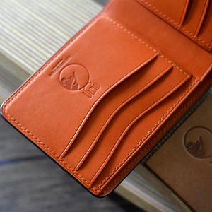 Cartera de piel Cordovan verde y buttero naranja. Cartera plegable de piel Cordovan en 10 colores. Cartera de regalo para hombre.