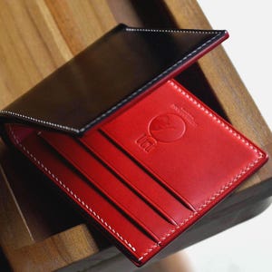 Cartera plegable de piel de cordero negra y buttero roja. Cartera de regalo para hombre. Cartera japonesa de piel de cordero Shinki.