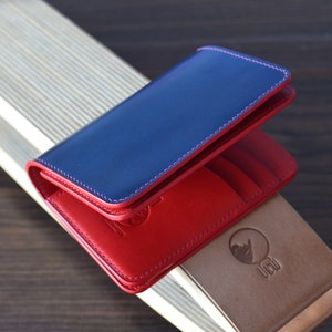 Cartera mediana de piel de cordero azul marino y buttero rojo. Cartera de regalo para hombre. Cartera de estilo japonés.
