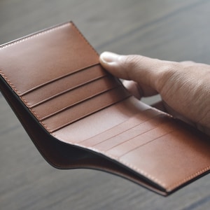 Cartera plegable de piel de cordero y buttero con carcasa negra. Cartera de regalo para hombre.