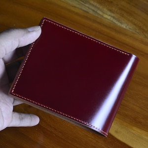 Cartera plegable de piel de cordero con concha roja granate y natura buttero. Cartera plegable de piel de cordero con concha personalizable en 10 colores. Cartera de regalo para hombre.