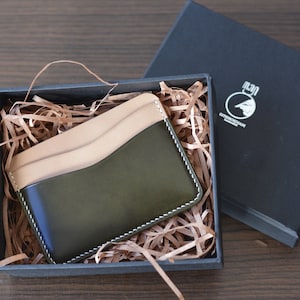 Porta-cartões com 5 bolsos em couro cordovan verde-oliva e couro buttero natural. Carteira com bolso frontal. Carteira minimalista.