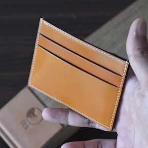 3Pocket Camel Muschel Cordovan Kartenhalter. Minimalistische Geldbörse.