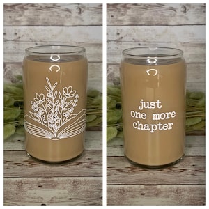 Peut inclure: Deux verres en verre brun avec des motifs blancs. Un verre a un motif floral avec un livre ouvert en dessous. L'autre verre a le texte "just one more chapter".