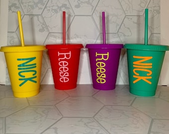 Tazas frías personalizadas Rainbow para niños / Mini taza de viaje / Vaso de nombre reutilizable / Botella de agua personalizada para niños / Taza fría de 12 oz
