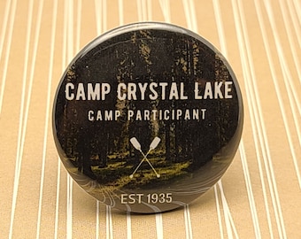 Insignia o imán del botón Pinback de Camp Crystal Lake 1.5", viernes 13, Jason Voorhees, Totalmente 80, Slasher Movie